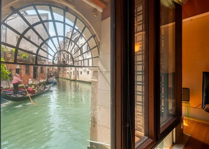 Casa Flavia Ai Morosini - Luxury Apartment With Canal View